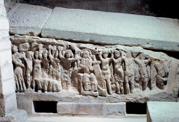 Art mérovingien : bas-reliefs de la tombe d