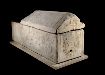 Art mérovingien : sarcophage de Charenton-sur-Cher, VIIe siècle.