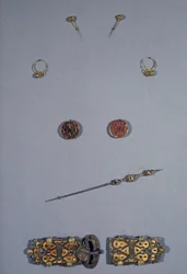 Art mérovingien (Gaule) : Ensemble de la reine des Francs Arnegonde ou Aregonde (v.515-600), vers 570. Épouse de Clotaire Ier (511-561). De haut en bas : paire d