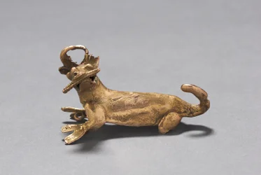 Pendentif cerf mangeant du maïs, c. 1000-1550 (or coulé)