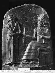 Code de Hammurabi, sommet de la stèle, le dieu Shamash dictant ses lois à Hammurabi, roi de Babylone, trouvé à Suse, vers 1750 av. J.-C. (basalte)