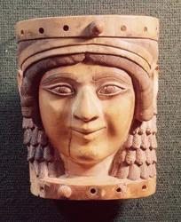 Tête de femme, appelée la Dame du puits ou la Joconde de Nimrud, du palais de Salmanazar III, 1400-612 av. J.-C.