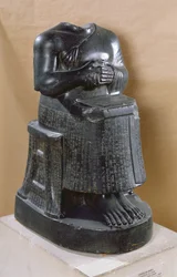 Statue sans tête du prince Gudea (2170-2130 av. J.-C.) en architecte, provenant de Telloh (l
