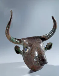 Mésopotamie : Tête de taureau en cuivre (pièce de mobilier ou harpe). Période sumérienne. 2500 av. J.-C. de Tello