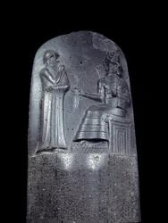 Mésopotamie : stèle en diorite du Code des lois de Hammurabi. Elle est couverte d
