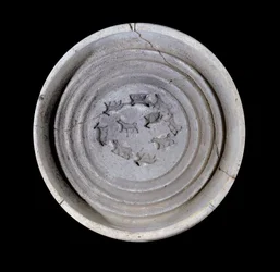 Mésopotamie : coupe en terre cuite avec des animaux. 1750 av. J.-C. Des plats royaux du palais du roi Zimrilim à Mari