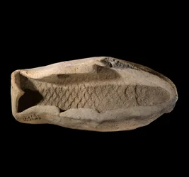 Mésopotamie : moule en terre cuite en forme de poisson