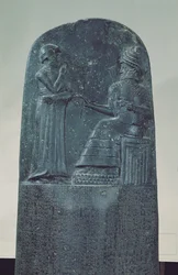 Figure en relief du dieu soleil Shamash dictant ses lois au roi Hammurabi sur son célèbre code de lois, période babylonienne ancienne, 1760 av. J.-C.