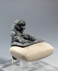 Lion en bronze tenant une tablette de fondation en langue hourrite, écrite en cunéiforme alphabétique. De la Syrie du Nord. 2150 av. J.-C.