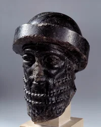Mésopotamie : tête sculptée en diorite appelée Hammurabi. De Suse