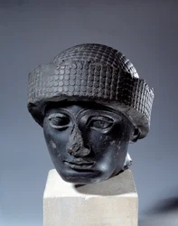 Mésopotamie : tête en diorite sans inscription de Gudea, gouverneur de la ville de Lagash. Vers 2120 av. J.-C. Période néo-sumérienne (ca. 2150-2000 av. J.-C.). Paris, Musée du Louvre