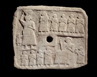 Mésopotamie : bas-relief en calcaire d