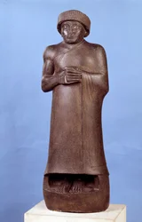 Mésopotamie : statue en diorite sans inscription de Gudea, gouverneur de la ville de Lagash. Vers 2150 av. J.-C. Période néo-sumérienne (ca. 2150-2000 av. J.-C.). Paris, Musée du Louvre