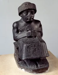 Mésopotamie : statue du dieu Ningishzida représentant Gudea assis, prince de Lagash. Période néo-sumérienne (vers 2150-2000 av. J.-C.). Paris, musée du Louvre
