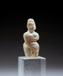 Mésopotamie : statuette féminine en albâtre