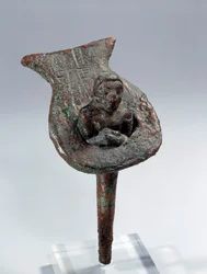 Mésopotamie : figurine de fondation (clou et son support en cuivre) d
