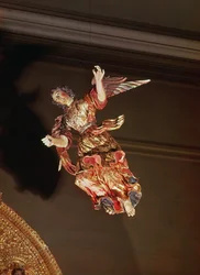 Un ange au-dessus du retable de la chapelle Saint-Joseph (bois peint)