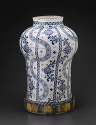 Pot avec bandes verticales et vignes avec fleurs ressemblant à des tournesols, 1700-50