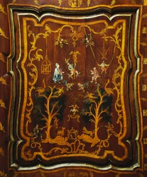 Armoire en bois de style rococo avec incrustations polychromes et base, période coloniale