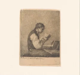 Homme lisant à un bureau