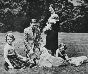 La famille royale comme un groupe heureux d