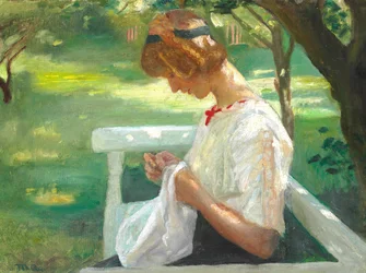 Ella Saxild cousant dans le jardin un jour d