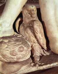 Tombe de Giuliano de Medici, détail de la chouette sous la jambe de la Nuit, 1520 marbre
