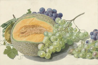 Un melon, des grappes de raisin, une pêche et des noisettes