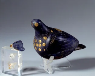 Antiquité orientale : colombe en lapis-lazuli et or. Du site de Suse. Période médio-élamite (Iran). 1200 av. J.-C.