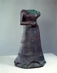 Civilisation élamite : statue en bronze de la reine Napir Asu avec inscription élamite. 1250 av. J.-C. Du site de Suse, Iran. H 1,29 x 0,73 m. Paris, musée du Louvre
