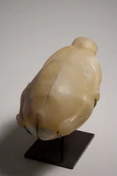 Vase en deux parties en forme de canard (albâtre)
