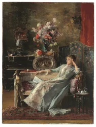 Jeune femme assise sur un canapé