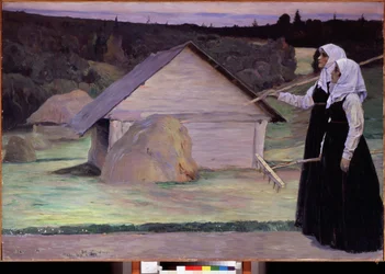 Été. Deux femmes, portant leur râteau, le soir après les travaux des champs, marchent devant des meules de foin et des cabanes de bois. Peinture de Mikhail Nesterov (1862-1942), huile sur toile