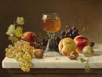 Plateau de table en marbre avec fruits et verre à vin