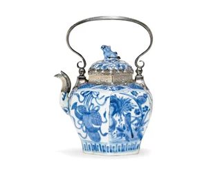 Théière et couvercle bleu et blanc (céramique et argent)