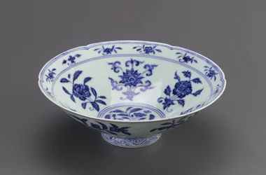 Bol avec côtés coniques et bord foliacé, Jingdezhen, province de Jiangxi, 1426-35