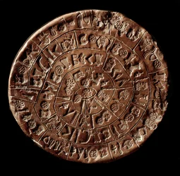Le disque de Phaistos (disque de Phaistos, disque de Phaestos) (art minoen - 1700 - 1600 av. J.-C.) couvert de hiéroglyphes.