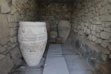Site archéologique minoen de Phaistos. Le magasin des pithoi géants