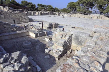 Site archéologique minoen de Phaistos, cour centrale et « sanctuaire à banc »