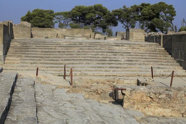 Site archéologique minoen de Phaistos. Escalier partant de la cour ouest menant aux Propylées