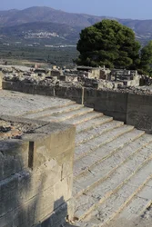 Site archéologique minoen de Phaistos, escalier partant de la cour ouest menant aux Propylées