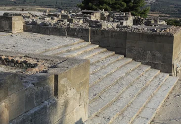 Site archéologique minoen de Phaistos, escalier partant de la cour ouest menant aux Propylées