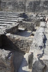 Site archéologique minoen de Phaistos. Le sanctuaire tripartite. Ce complexe de pièces devant le palais était un petit sanctuaire. Phaistos, Crète.