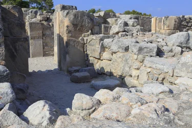 Site archéologique minoen de Phaistos. Les magasins ouest. Grand complexe des entrepôts du palais. Vue sur certains des 11 magasins dans lesquels les biens du palais étaient stockés (1900-1700 av. J.-C.) Phaistos, Crète.