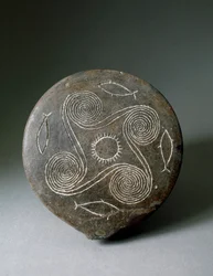 Art minoen : disque circulaire en terre cuite provenant de Naxos. Civilisation minoenne. 2400-2000 av. J.-C. Athènes, Musée national archéologique