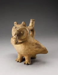 Vase à bec verseur en forme de hibou mangeant une souris, 100 avant J.-C.-500 après J.-C.