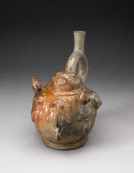 Vase à bec étrier avec relief représentant une scène de pêche