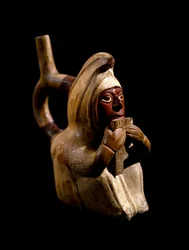 Art précolombien, civilisation Mochica : vase anthropomorphe représentant un joueur de flûte de pan. 200 av. J.-C.-700 ap. J.-C. Göteborg, Musée ethnographique