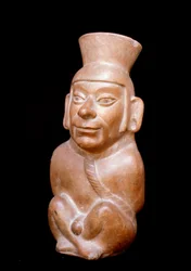 Art précolombien, civilisation Mochica : bouteille en terre cuite anthropomorphe représentant un prisonnier avant son sacrifice. 200 av. J.-C. - 700 apr. J.-C. Lima, Musée National d