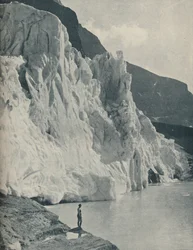 Glacier en chute et lac Berg sur la plus haute montagne du Canada